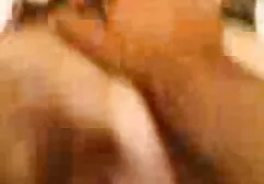 El videos porno eroticos Club Olímpico responsable sirve en la sala VIP