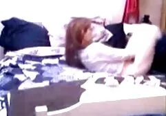 Un hombre miró videos d sexso a la mujer joven con un pene grande con tetas pequeñas