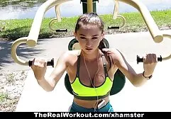 Tres lesbianas xxx español hermosas mujeres se rinden al hombre musculoso