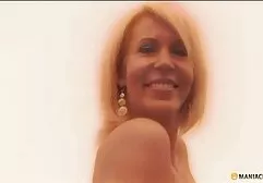 Ambas chicas toman a los miembros de la EPT anal xxx casero un joven
