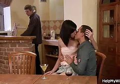El masajista decidió ayudar al cliente por hermafroditas cojiendo conseguir con el banner