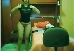 Mujer rubia en rosa bragas videos caseros teniendo sexo expone coño a mierda esposa