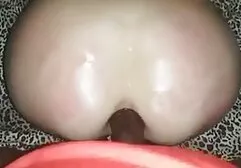 La esbelta morena en hermanos follando xxx la cama rosa acariciando su agujero afeitado con sus manos