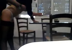 La señora seduce a un hombre en su dormitorio y extiende sus piernas debido a conseguir videos de puro sexo pato emocional