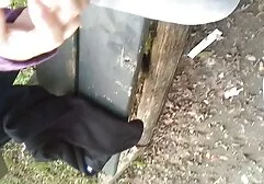 Después de salir del invitado, se folla a su esposa pprno incesto en la mesa de la cocina