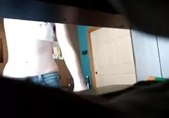 La anciana que trabaja con un pequeño miembro porno real gratis de un estudiante divertido