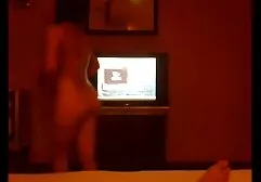 Este hombre tomó a su esposa íntima en el baño que fue castigado con ver videos de sexso castigo sexual