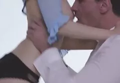 Morena abre videos gratis sexo gay de piernas y se vuelve lejos de su novio en el culo