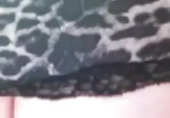 Flaco chica en jeans con hubby en la porno xxxd sofá
