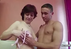 Joven pareja follada delante de la videos xxx de negros cámara mientras tomando todo tipo de poses