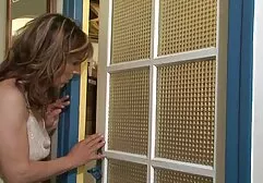 Rubia con alegría se da sexobabosas por delante de la cámara de vídeo