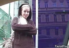 Corrida entre las videos de inciesto tetas pantalones de hierba