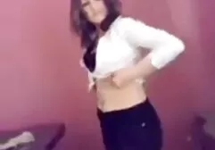 Lass sexo es insaciable sixo gratis en uniforme divertirse con la muchedumbre de negro