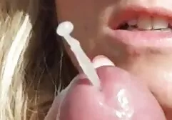 Chica joven saltando sobre la polla de p0rn0 xxx un viejo hombre